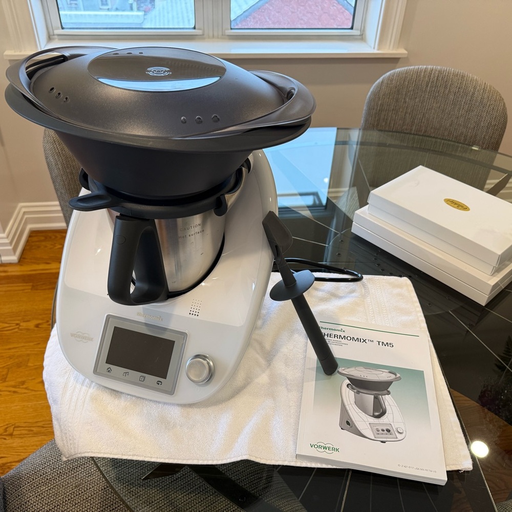 Thermomix TM5 in Black and White